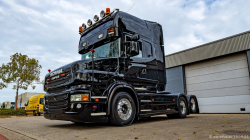 20251019-Tom-Holding-00466